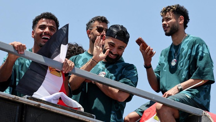Tim nasional sepak bola Mesir mendapat sambutan meriah saat tiba di Bandara Internasional El Alamein, El Dabaa, pada Jumat (10/7/2026), usai mengakhiri perjuangan mereka di Piala Dunia FIFA 2026. Ribuan suporter memadati area bandara untuk menyambut para pemain yang pulang ke tanah air. REUTERS/Mohamed Abdel Ghany