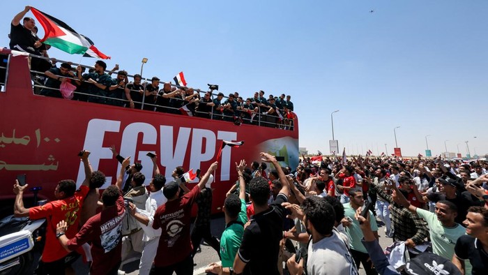 Tim nasional sepak bola Mesir mendapat sambutan meriah saat tiba di Bandara Internasional El Alamein, El Dabaa, pada Jumat (10/7/2026), usai mengakhiri perjuangan mereka di Piala Dunia FIFA 2026. Ribuan suporter memadati area bandara untuk menyambut para pemain yang pulang ke tanah air. REUTERS/Mohamed Abdel Ghany
