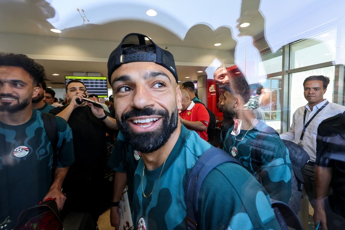 Tim nasional sepak bola Mesir mendapat sambutan meriah saat tiba di Bandara Internasional El Alamein, El Dabaa, pada Jumat (10/7/2026), usai mengakhiri perjuangan mereka di Piala Dunia FIFA 2026. Ribuan suporter memadati area bandara untuk menyambut 