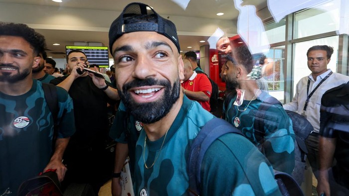 Tim nasional sepak bola Mesir mendapat sambutan meriah saat tiba di Bandara Internasional El Alamein, El Dabaa, pada Jumat (10/7/2026), usai mengakhiri perjuangan mereka di Piala Dunia FIFA 2026. Ribuan suporter memadati area bandara untuk menyambut para pemain yang pulang ke tanah air. REUTERS/Mohamed Abdel Ghany