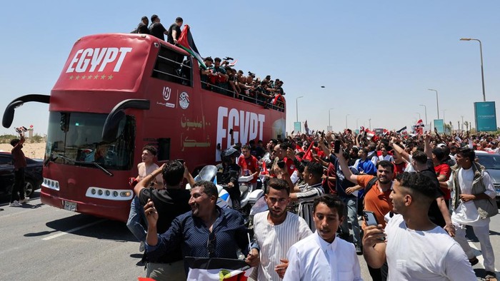 Tim nasional sepak bola Mesir mendapat sambutan meriah saat tiba di Bandara Internasional El Alamein, El Dabaa, pada Jumat (10/7/2026), usai mengakhiri perjuangan mereka di Piala Dunia FIFA 2026. Ribuan suporter memadati area bandara untuk menyambut para pemain yang pulang ke tanah air. REUTERS/Mohamed Abdel Ghany