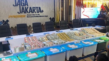 Polisi Pajang Tumpukan Emas dan Uang Dolar Hasil Geledah 3 Kasus Korupsi