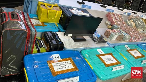 Barang bukti kasus korupsi Penampakan barang bukti kasus korupsi usai penggeledehan di berbagai tempat oleh penyidik Polda Metro Jaya, dipamerkan di Polda Metro Jaya, Jakarta, Jumat (10/7/2026)