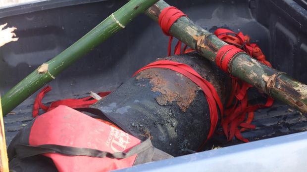 Bom Seberat 100 Kg Ditemukan di Blitar, Sebuah bom udara (aircraft bomb) berbobot hingga 100 kilogram ditemukan di aliran Sungai Jalan Manggar, Kecamatan Sukorejo, Kota Blitar. Bom yang semula dilaporkan warga sebagai benda mencurigakan itu dipastikan masih dalam kondisi aktif.