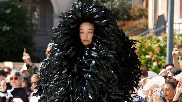 Gigi Hadid Tampil Ekstrem di Balenciaga, Tertutup Bulu tapi Punggung Bolong