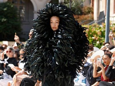 Gigi Hadid Tampil Ekstrem di Balenciaga, Tertutup Bulu tapi Punggung Bolong