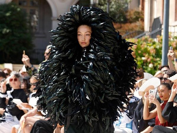 Gigi Hadid Tampil Ekstrem di Balenciaga, Tertutup Bulu tapi Punggung Bolong
