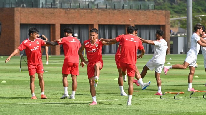 Sejumlah pesepak bola Timnas Indonesia mengikuti sesi latihan di Training Center Bali United, Pantai Purnama, Gianyar, Bali, Jumat (10/7/2026). Timnas Indonesia menjalani pemusatan latihan di Bali sebagai persiapan menjelang Piala AFF 2026. ANTARA FOTO/Fikri Yusuf/nz