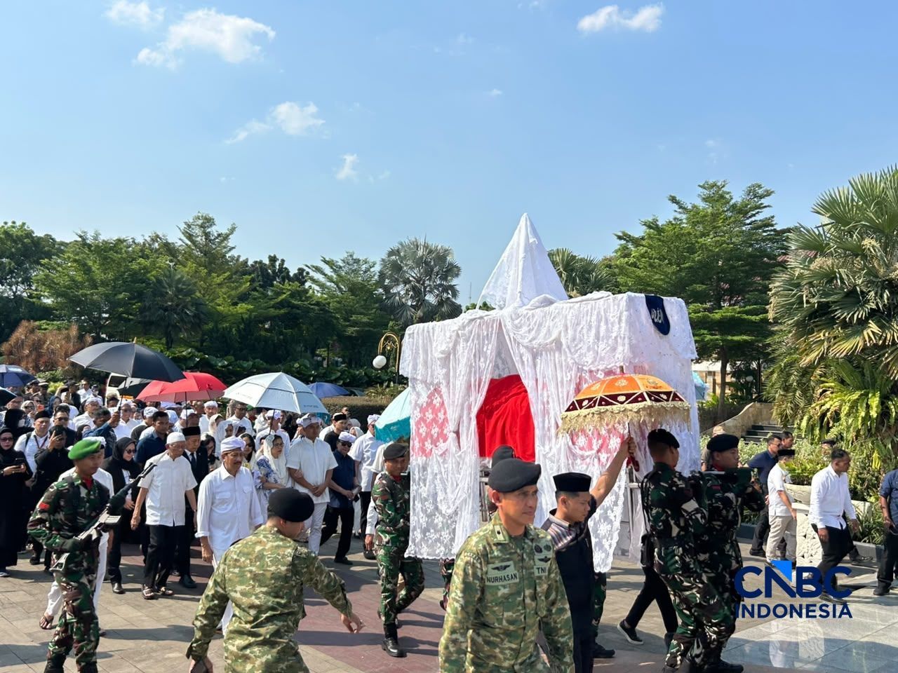 Jenazah Rachmat Gobel dibawa menuju Taman Makam Pahlawan Kalibata, Jakarta, Jumat (10/7/2026). (CNBC Indonesia/Elga Nurmutia)