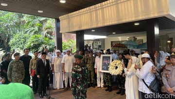 Jenazah Rachmat Gobel Diberangkatkan ke TMP Kalibata