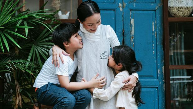 Kalimat bijak orang tua saat anak berantem/ Foto: Pexels/Ketut Subiyanto Cara mengajari anak menghadapi ejekan