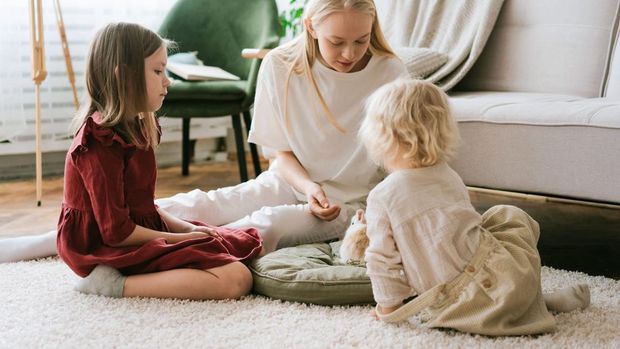 Kalimat bijak orang tua saat anak berantem/ Foto: Pexels/Mikhail Nilov Cara mendidik anak agar punya emotional intelligence
