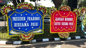 Karangan Bunga Dukung Polri Usut 3 Kasus Korupsi Hiasi Polda Metro Jaya