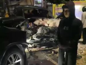 Fortuner Oleng Tabrak Panther di Bojonegoro, Sopir Diduga Ngantuk