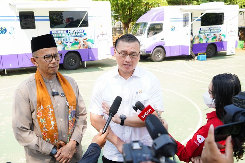 Kepala Dinas Ketahanan Pangan, Kelautan, dan Pertanian (KPKP) DKI Jakarta Dr. drh. Hasudungan A Sidabalok, M.Si dan Anggota DPRD DKI Jakarta Hardiyanto Kenneth Memberikan Penjelasan Kepada Awak Media Terkait Skema Pelayanan Mobil Kesehatan Hewan.