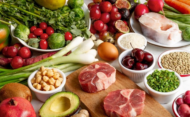 Makanan utuh menyediakan beragam zat gizi yang bekerja bersama untuk menjaga fungsi tubuh, memperkuat daya tahan, dan mendukung kesehatan secara menyeluruh/ Foto: Freepik.com/Freepik Makanan utuh menyediakan beragam zat gizi yang bekerja bersama untuk menjaga fungsi tubuh, memperkuat daya tahan, dan mendukung kesehatan secara menyeluruh/ Foto: Freepik.com/Freepik