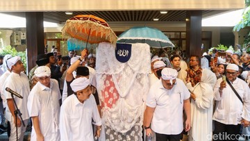 Momen Jenazah Rachmat Gobel Diberangkatkan Menuju TMP Kalibata