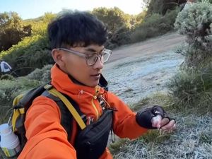 Suhu 1 Derajat Celsius, Fenomena Embun Es Muncul di Gunung Papandayan