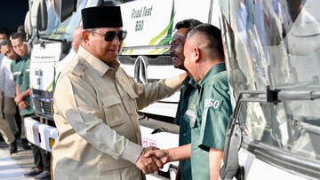 Momen Prabowo Dialog dengan Sopir Truk Saat Tinjau B50 di KM 57 Cikampek