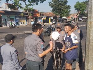Satpol PP Tertibkan Live Streamer Pria Pakai Rok Balet di Jalanan Bandung