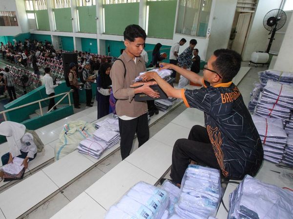 Perlengkapan Sekolah Gratis untuk Pelajar Kurang Mampu