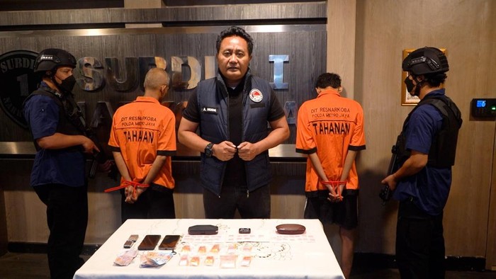 Pengedar Narkoba di Jakbar Ditangkap, Sabu Diumpetin di Kandang Burung Polda Metro Jaya menangkap dua pria berinisial berinisial A (32) dan S (49) yang diduga sebagai pengedar narkoba di wilayah Kebon Jeruk, Jakarta Barat (Jakbar). (Dok istimewa).