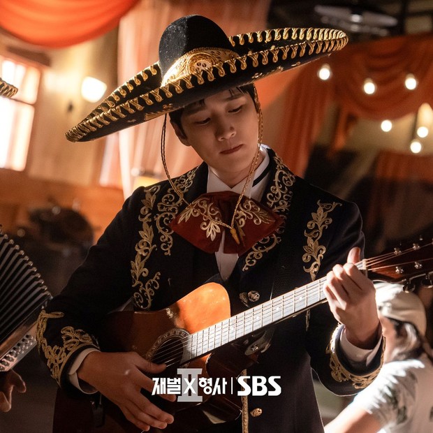 Potret Ahn Bo Hyun dalam drama 'Flex X Cop 2' berpenampilan mewah dalam balutan dan budaya khas Meksiko.