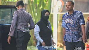 Potret Bupati Sukoharjo Tiba di KPK Usai Terjaring OTT Peras Bawahan
