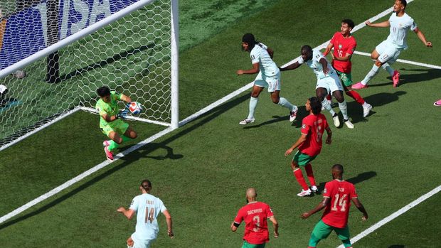 Sundulan Dayot Upamecano ditepis Yassine Bounou.