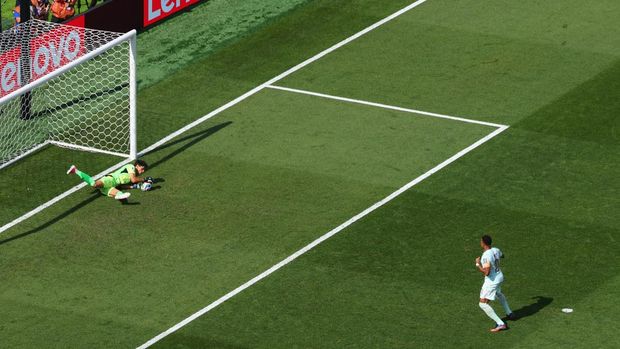 Tendangan penalti Kylian Mbappe digagalkan Yassine Bounou.
