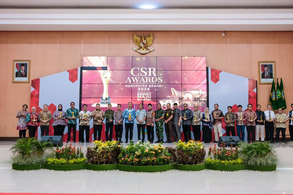 PT Hyundai Motor Manufacturing Indonesia, direpresentasikan Direktur Produksi, Wiranata Suganda, menerima penghargaan dari Pemerintah Kabupaten Bekasi. (Dok. PT Hyundai Motor Manufacturing Indonesia)