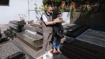 Raffi Ahmad Ziarah Makam