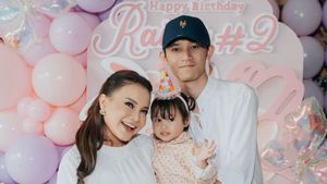 7 Potret Rossa Rayakan Ultah ke-2 Raina, Simpel Berbusana Putih