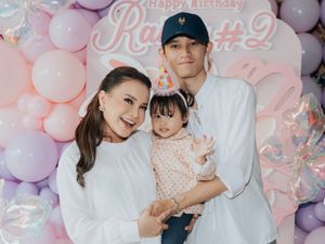 7 Potret Rossa Rayakan Ultah ke-2 Raina, Simpel Berbusana Putih
