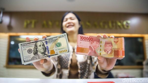 Rupiah Masih Tertekan, Dolar AS Betah di Level Rp18.000