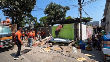 Satpol PP Bongkar 15 Bangunan di Atas Drainase di Sukaraja Bogor