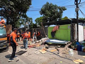 Satpol PP Bongkar 15 Bangunan di Atas Drainase di Sukaraja Bogor