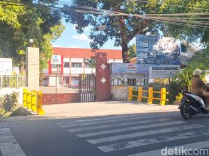 Ratusan Sekolah di Mataram Ubah Nama, Plang Baru Bisa Pakai Dana BOS