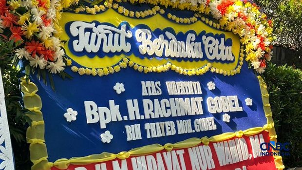 Sejumlah Karangan kembang terpasang di Rumah Rachmat Gobel di area Jalan Soepomo, Jakarta, Jumat (10/7/2026). (CNBC Indonesia/Elga Nurmutia)
