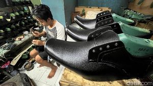Perajin Sepatu di Mojokerto Kebanjiran Order Jelang Tahun Ajaran Baru
