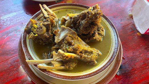 tengkleng kambing or goat tengkleng is a kind of soup with the main ingredient of goat bones. tengkleng like curry with goat bone material, bone soup