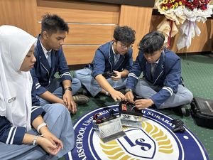 Top! Siswa SMA Labschool Unesa Borong 3 Juara World Robotic di Singapura