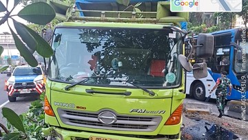 Truk Tabrak Pembatas Jalan Tol di Gatot Subroto, Lalin Macet