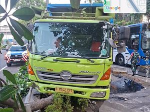 Truk Tabrak Pembatas Jalan Tol di Gatot Subroto, Lalin Macet