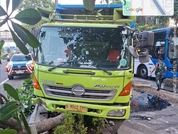 Truk Tabrak Pembatas Jalan Tol di Gatot Subroto, Lalin Macet