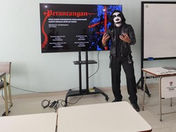 Totalitas! Mahasiswa Purwokerto Viral Sidang TA Pakai Kostum Black Metal