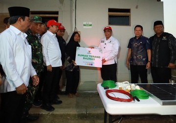 Setelah 25 Tahun Gelap, BAZNAS Alirkan Listrik ke Indramayu