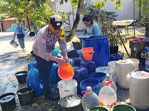 Krisis Air Bersih di Bojonegoro, Polisi Salurkan 16 Ribu Liter untuk Warga