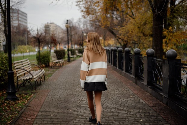 Berjalan kaki tanpa ponsel, salah satu kebiasaan slowmaxxing/Foto: Pexels.com/Larisa Kruchina Berjalan kaki atau bersepeda tanpa ponsel merupakan kebiasaan slowmaxxing yang membantu mengurangi distraksi digital dan meningkatkan kesadaran terhadap lingkungan sekitar.