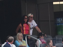 Gaya Brad Pitt Nonton Piala Dunia Bareng Pacar 29 Tahun Lebih Muda